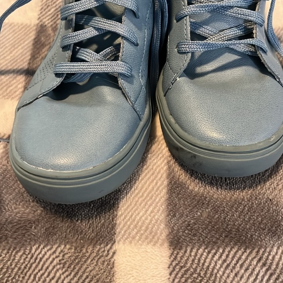 Kids Art and Class Blue Sneakers Size 2! - Picture 7 of 7